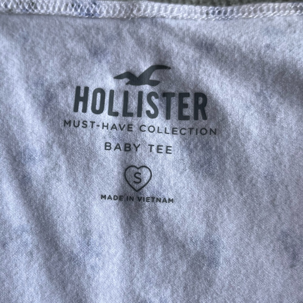 Hollister Women's White and Blue Floral Wrap Tee - Picture 3 of 5